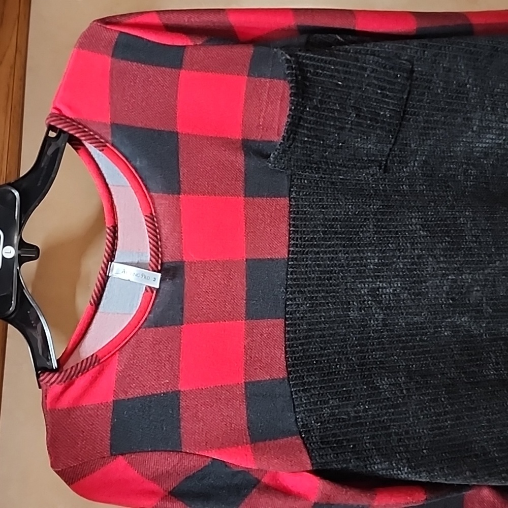 Black and Red Ling Sleeve Top - Picture 2 of 9